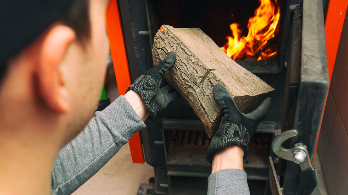 Letos v zimě můžete ušetřit! Dřevo je levný způsob vytápění rodinného domu